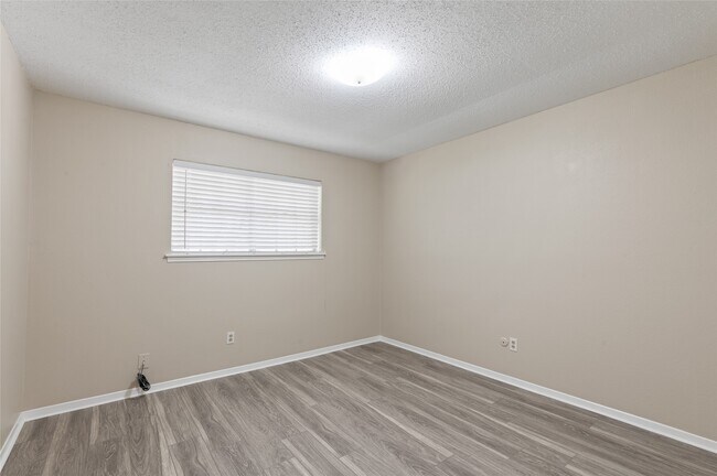 Foto del edificio - 233 W Tri Oaks Ln