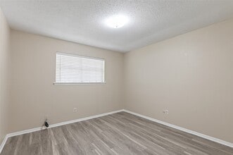 Building Photo - 233 W Tri Oaks Ln Building Photo - 233 W Tri Oaks Ln