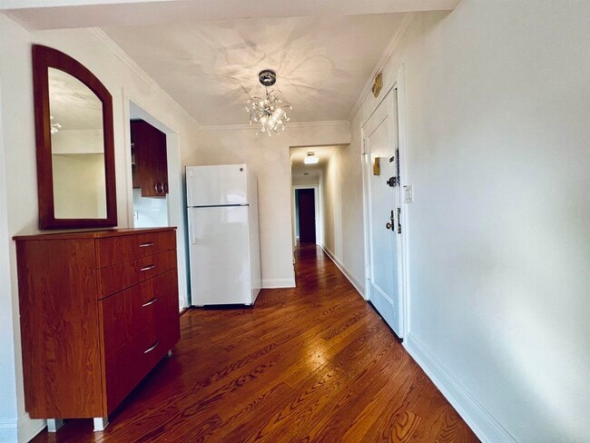 Building Photo - 2333 Hudson Terrace