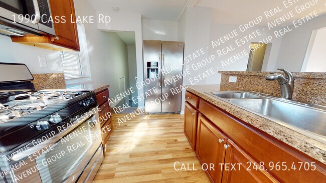 Foto del edificio - 1990 Cass Lake Rd - Great Keego 3Bed/2Bath