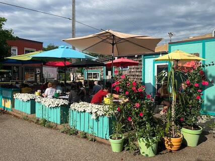 Close to 4 restaurants and many shops- Victors Cuban Cafe - 3816 Grand Ave S