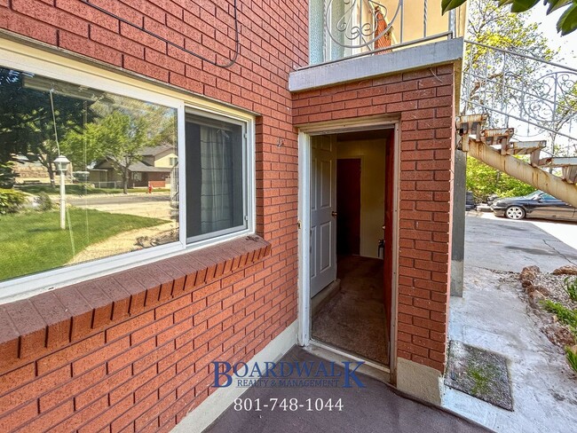 Foto del edificio - Spacious 3-Bed Basement Apartment in Sandy