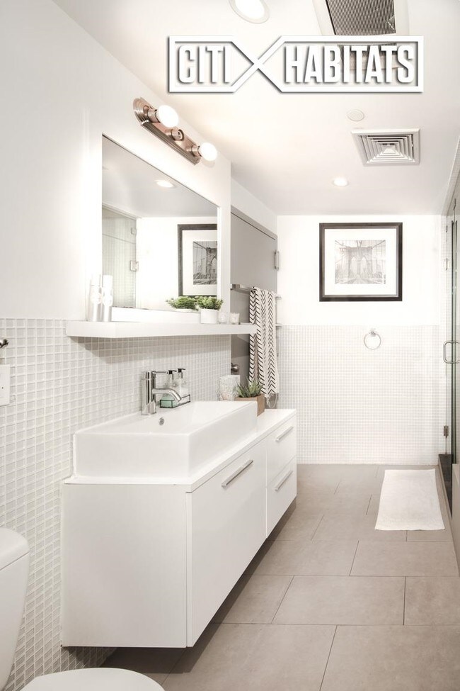 Foto del edificio - 145 Mcguinness Blvd