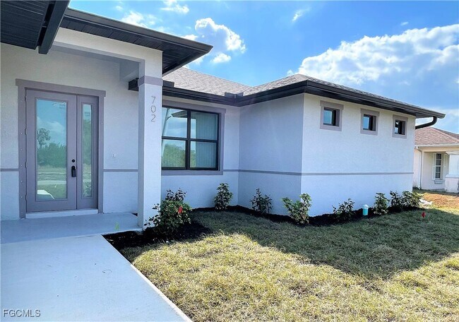 Foto del edificio - 702 Kismet Pkwy E