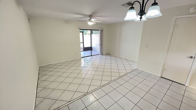 Foto del edificio - Newly renovated 2 bedroom Townhouse for Re...