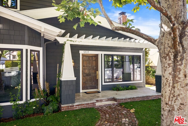 Foto del edificio - 1203 N Poinsettia Pl