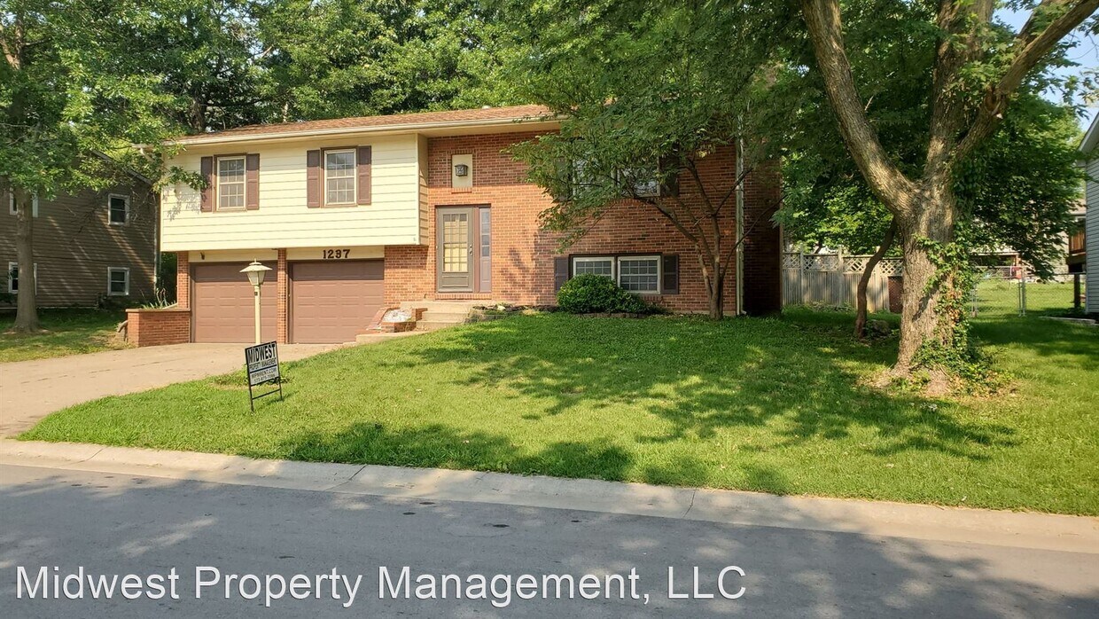Primary Photo - 1237 El Chaparral Ave S
