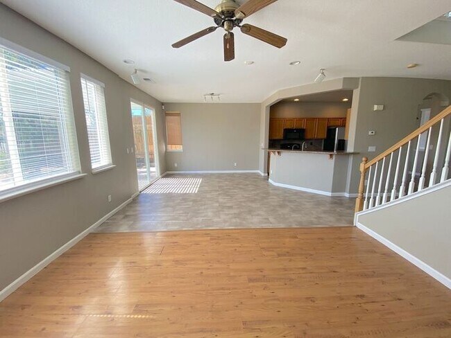 Building Photo - NW Reno 4 Bedroom Home - Mountain Views