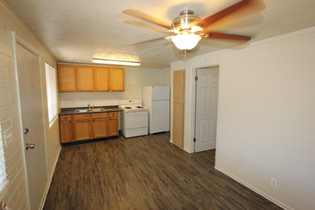 Building Photo - 623 S Country Club Dr