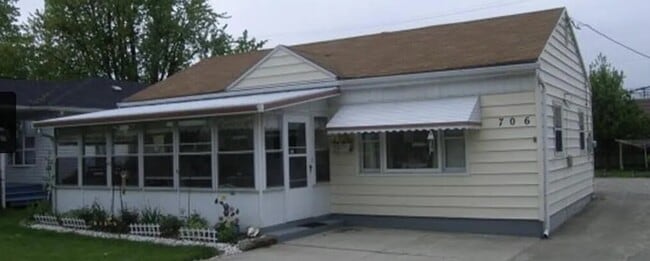 Building Photo - 706 Saratoga Ave