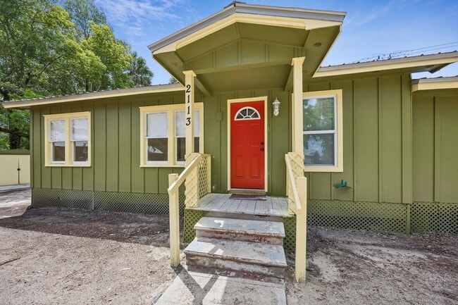 Building Photo - 2113 Silver Lake Dr
