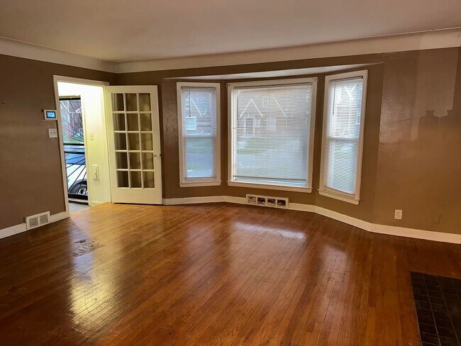 Building Photo - 3-Bedroom Detroit Home with Garage and Sun Porch