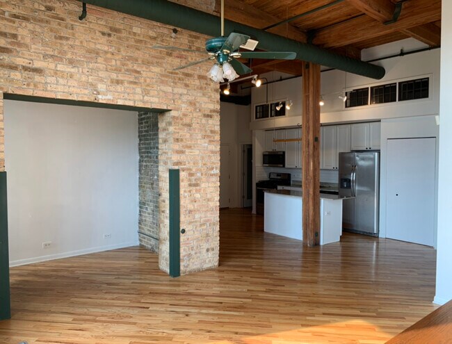 Building Photo - 2222 W Diversey Ave