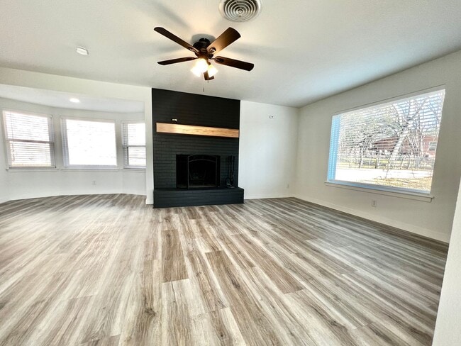 Building Photo - Beautifully Updated 3/2