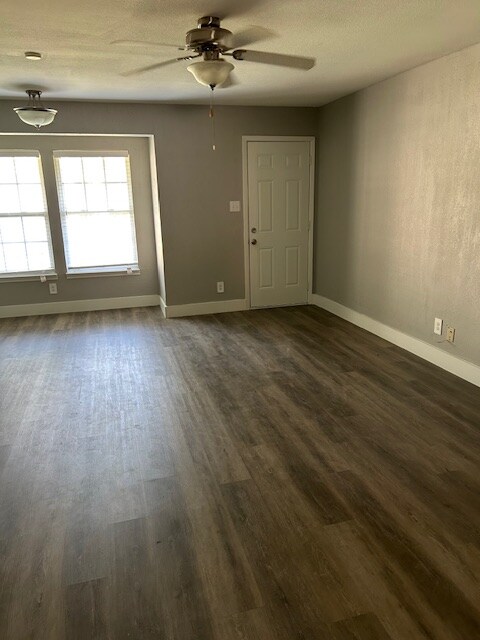 Foto del edificio - 8112 Carlos St