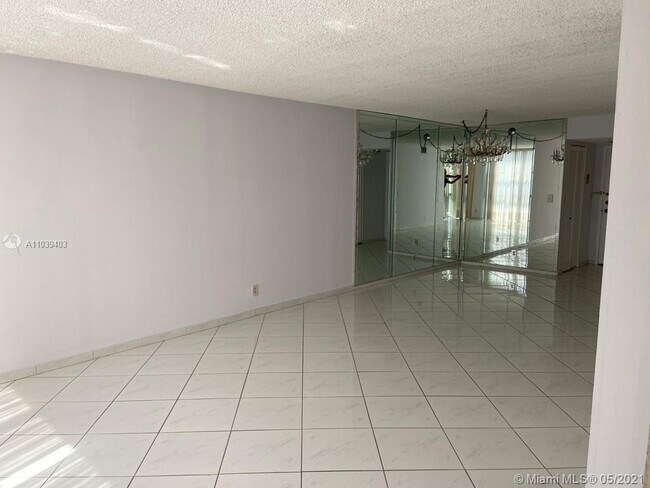 Building Photo - 800 Parkview Dr