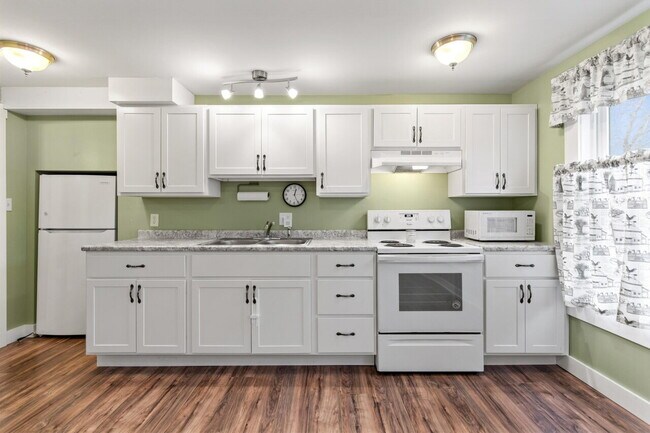 Foto del edificio - Spacious 3-Bed/1.5-Bath Home with Classic ...