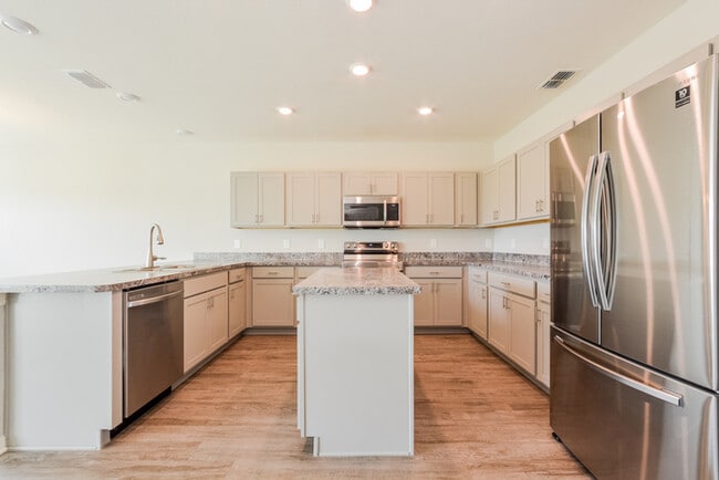 Building Photo - Bright 5-Bedroom Home in Winter Haven, FL