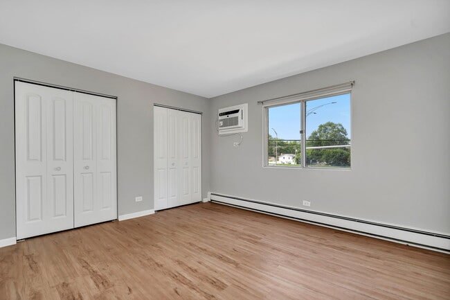 Building Photo - Plainfield Rd Apartments