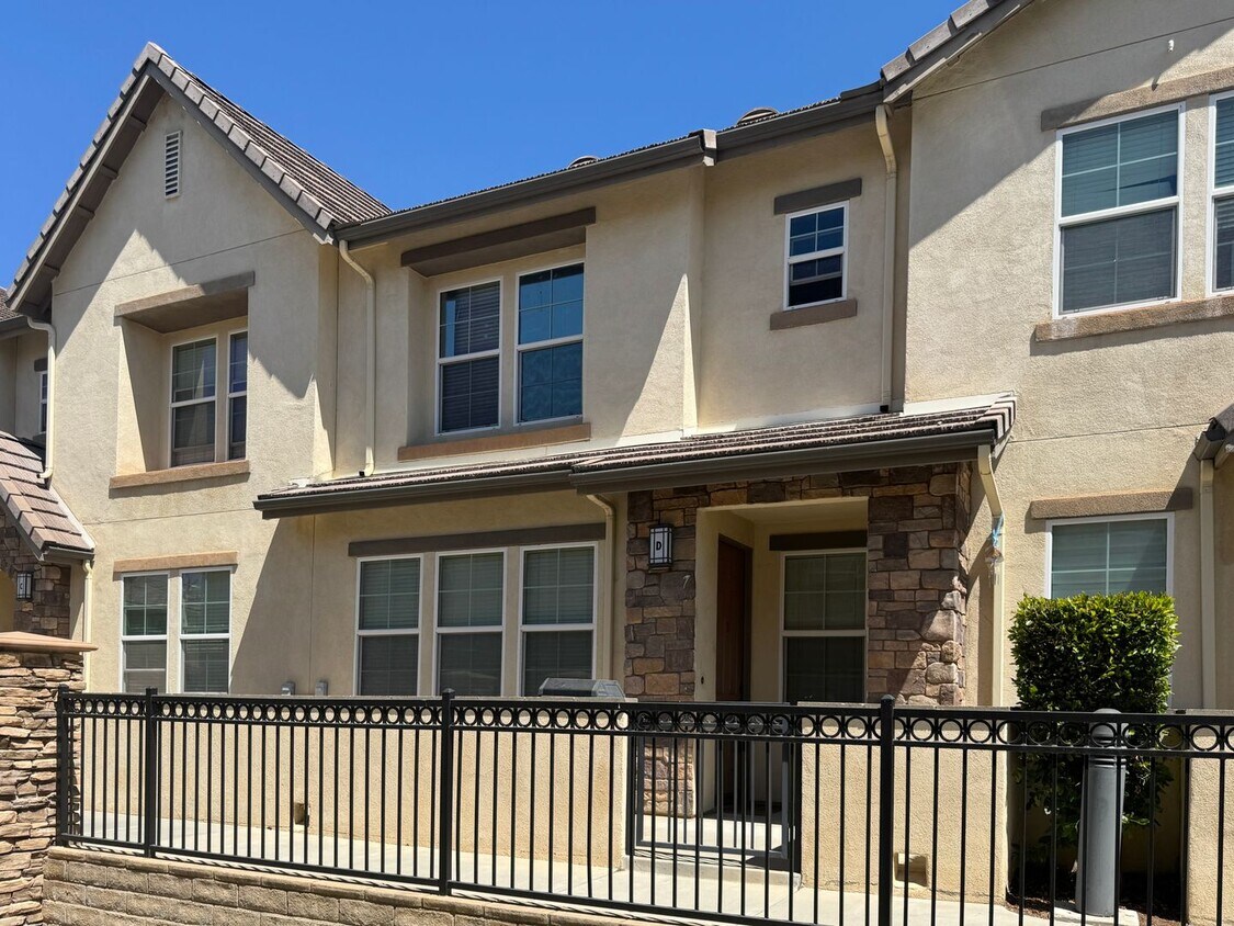 Foto del edificio - Remodeled Town home in Simi Valley