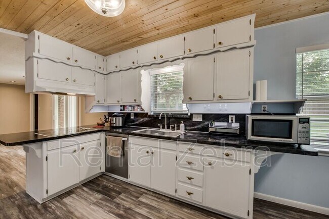Foto del edificio - 7704 Camelot Rd