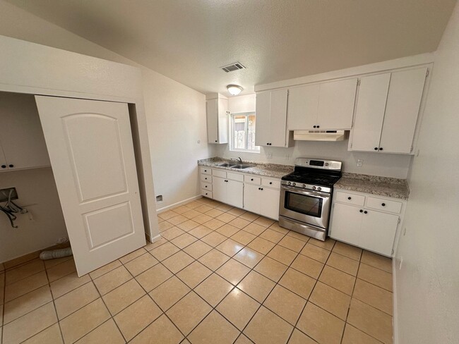 Foto del edificio - Duplex Home Available Now!