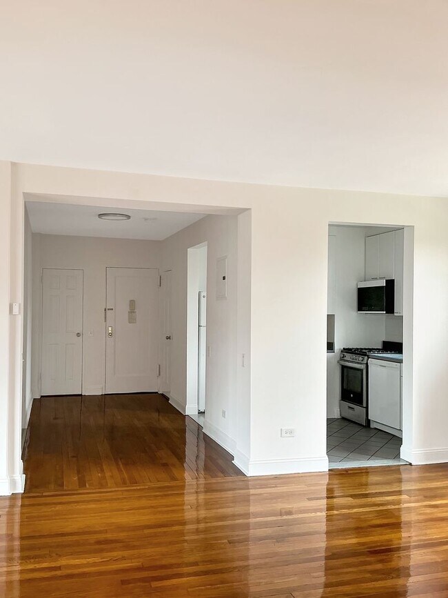 Foto del edificio - A prized destination in beautiful Forest Hill Garden, a place to call home