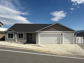 Building Photo - 835 N Macaw Ave