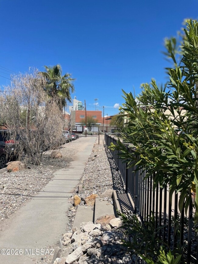 Building Photo - 334 N Vine Ave
