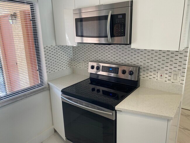 Building Photo - 158 Lakeview Dr
