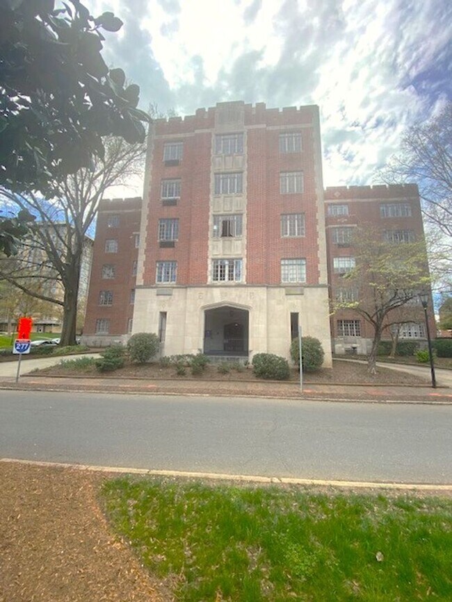 Building Photo - Uptown! The Poplar! Great Price!