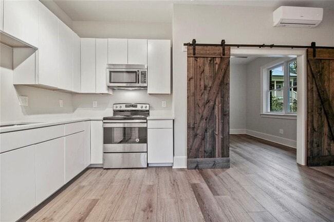 Foto del edificio - 940 St Charles Ave NE