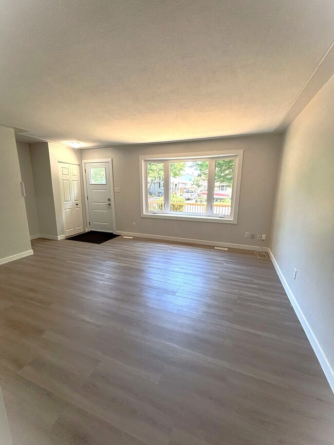 Building Photo - 833 Assiniboine Crescent