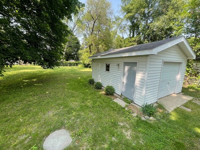 Building Photo - 3 bedroom 2 bath home