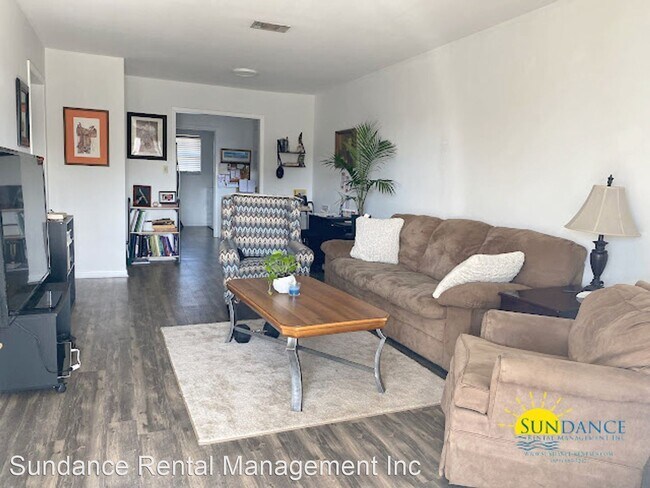 Building Photo - 2 br, 1 bath House - 3250 Redwood Lane Unit B