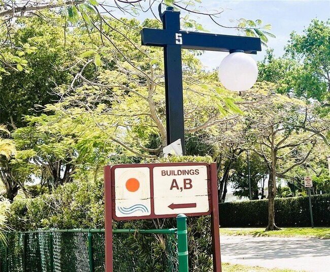 Foto del edificio - 7705 Camino Real