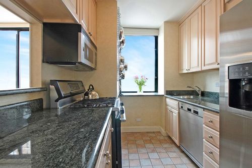 Building Photo - 335 E 75th St