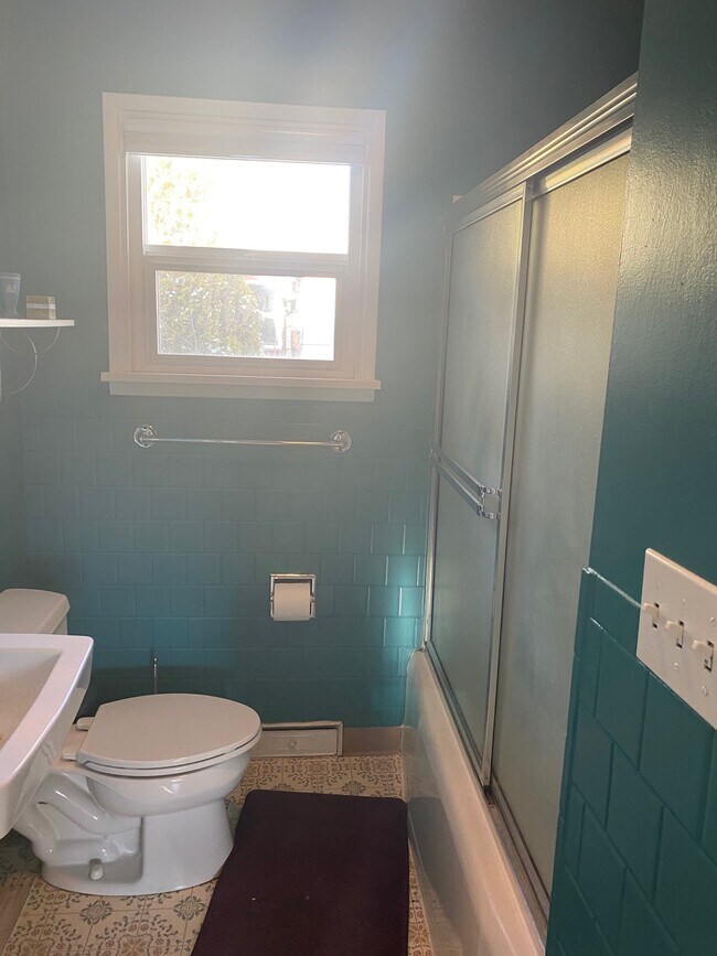 Upstairs Bath - 826 Prince St