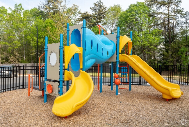 ¡Área de juegos para niños - Hyde Glen Apartments