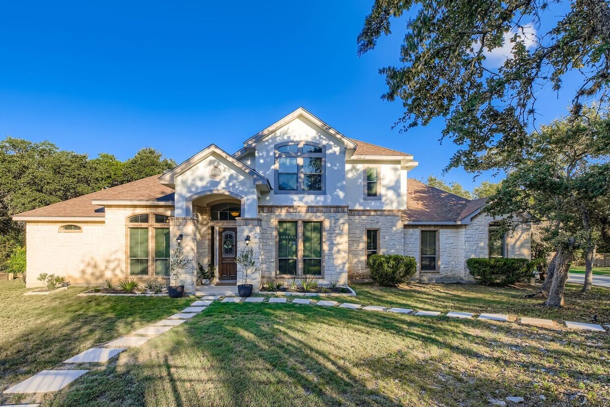 Primary Photo - Large 4 bedroom home on 1 acre with lawn c...