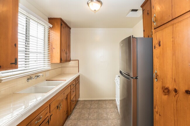 Building Photo - 244 S Doheny Dr
