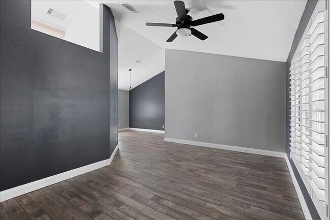 Building Photo - 5517 Loma Vista Dr E