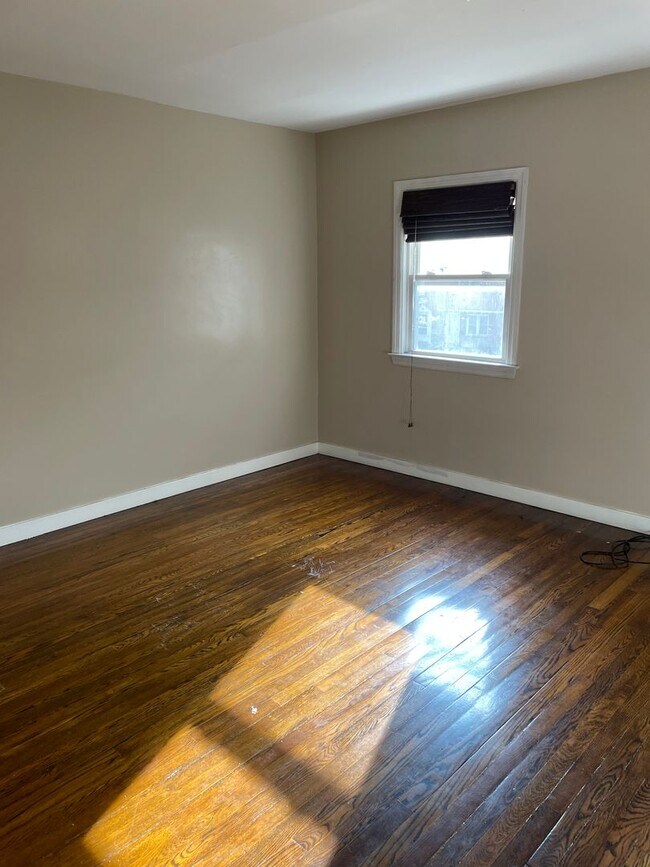Building Photo - Harrisburg 3 Bedroom 1 Bath- Garage