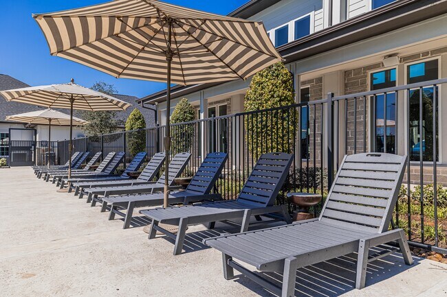 Keegan en Mission Glen junto a la piscina - The Keegan at Mission Glen