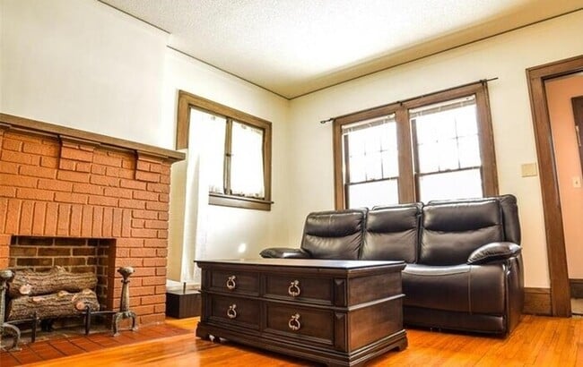 Building Photo - Spacious 2 Bedroom 2 Bath Dayton's Bluff Home in St. Paul