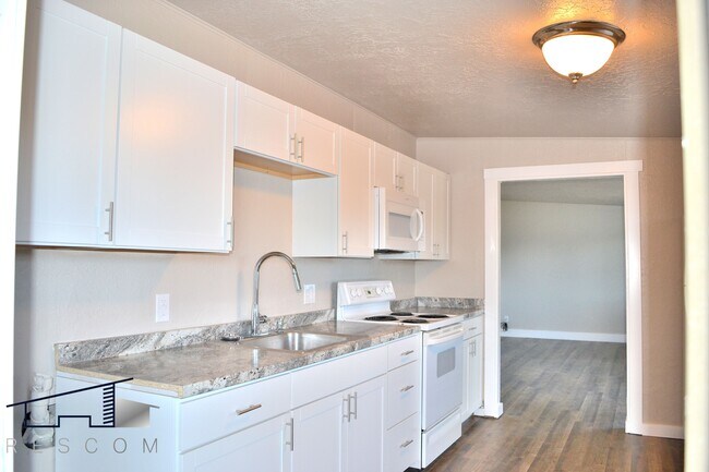 Building Photo - 884 N Monroe Blvd