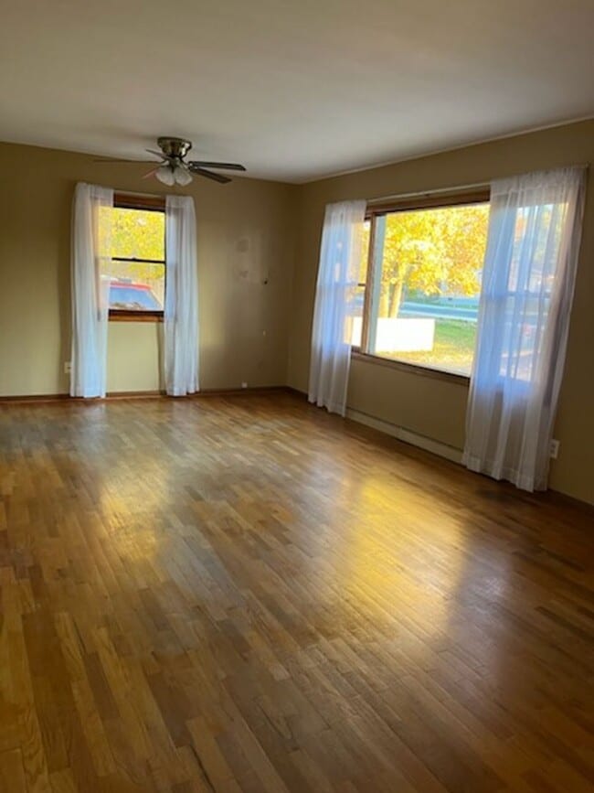 Building Photo - 2 bed 1 bath home for rent