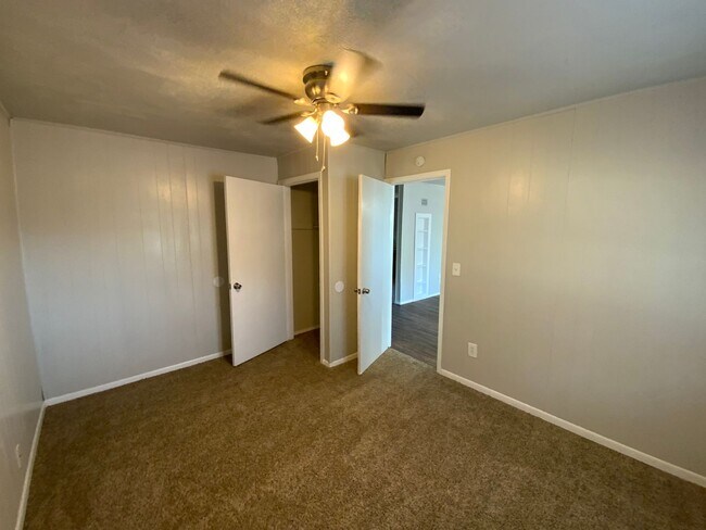 Building Photo - 3 bedroom 1 bath -  Moore