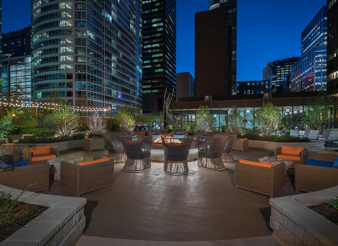 fogata en la terraza al aire libre - 549 N McClurg Ct