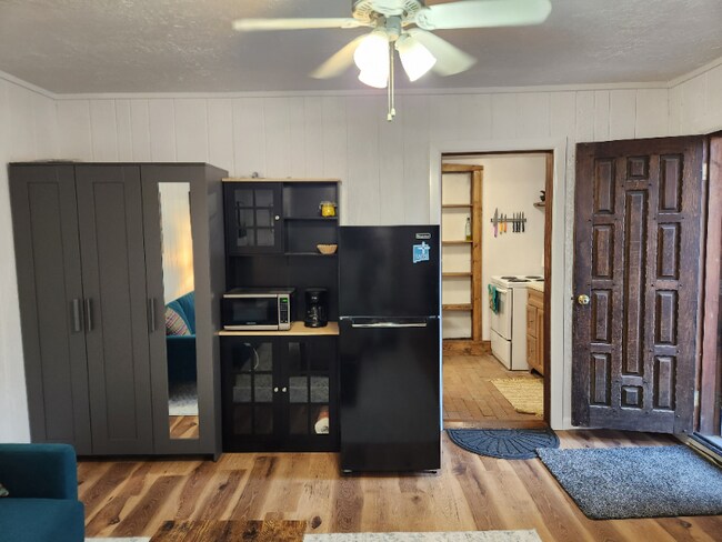 Foto del edificio - 419 Kit Carson Rd